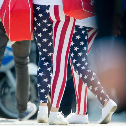 Frauen in Leggings, die der US-Flagge nachempfunden sind. Die United Airlines verbot zwei Teenagern die Mitreise.