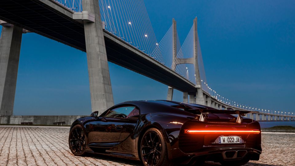 Neuer Bugatti Chiron: Der gegenüber dem Veyron um vier Zentimeter verbreiterte Chiron trägt im Heck ein 1,70 Meter breites LED-Schlusslichtband. Der gegenüber dem Veyron um vier Zentimeter verbreiterte Chiron trägt im Heck ein 1,70 Meter breites LED-Schlusslichtband.