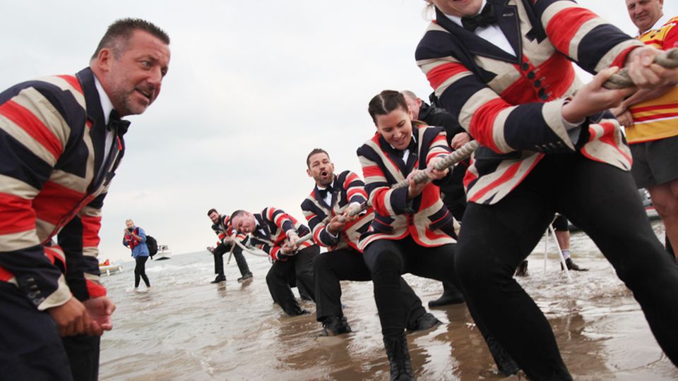Fotoreportage Großbritannien: Tauziehen um Britannien. Mitglieder zweier Segelklubs messen sich auf einer Sandbank im Solent. Bis das Wasser kommt… Tauziehen um Britannien. Mitglieder zweier Segelklubs messen sich auf einer Sandbank im Solent. Bis das Wasser kommt…