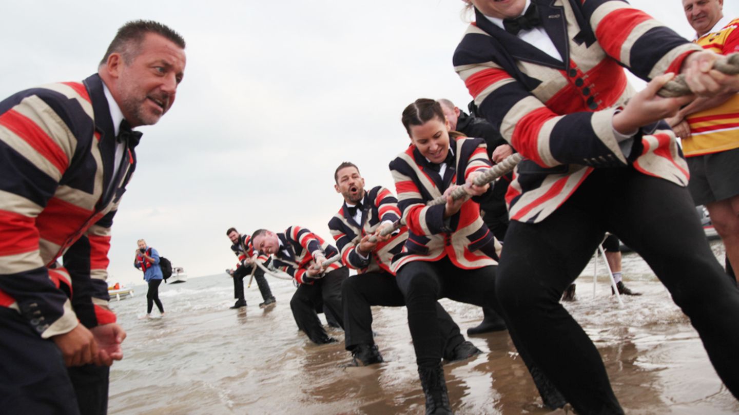 Tauziehen um Britannien. Mitglieder zweier Segelklubs messen sich auf einer Sandbank im Solent. Bis das Wasser kommt…