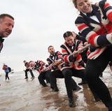 Tauziehen um Britannien. Mitglieder zweier Segelklubs messen sich auf einer Sandbank im Solent. Bis das Wasser kommt…