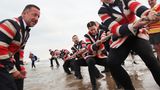 Tauziehen um Britannien. Mitglieder zweier Segelklubs messen sich auf einer Sandbank im Solent. Bis das Wasser kommt…
