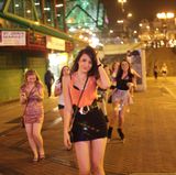 Nachtleben in Liverpool. Junge Frauen feiern ins Wochenende. Die Stadt am River Mersey stimmte gegen den Brexit.