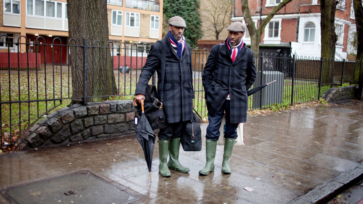 Mit Schirm, Charm und Gummistiefeln, die auf der Insel „Wellies“ heißen. Zwei sehr traditionelle Briten in London.
