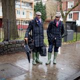 Mit Schirm, Charm und Gummistiefeln, die auf der Insel „Wellies“ heißen. Zwei sehr traditionelle Briten in London.