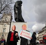 Auf gute Zusammenarbeit. Demonstranten karikieren Theresa May und Donald Trump unter dem strengen Blick von Churchill.
