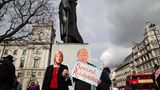 Auf gute Zusammenarbeit. Demonstranten karikieren Theresa May und Donald Trump unter dem strengen Blick von Churchill.