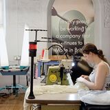 Made in Britain. Eine Näherin in der ältesten Fabrik der Welt, John Smedley in Matlock. Die Firma existiert seit 1784.