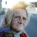 Spuren eines langen Lebens. Eine alte Dame im nordenglischen Bradford, das einst eine Industriestadt war.