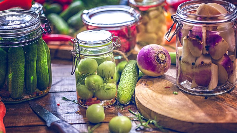 Eingemacht in Weckgläsern bleiben zahlreiche Gemüse und Obstarten für viele Wochen schmackhaft