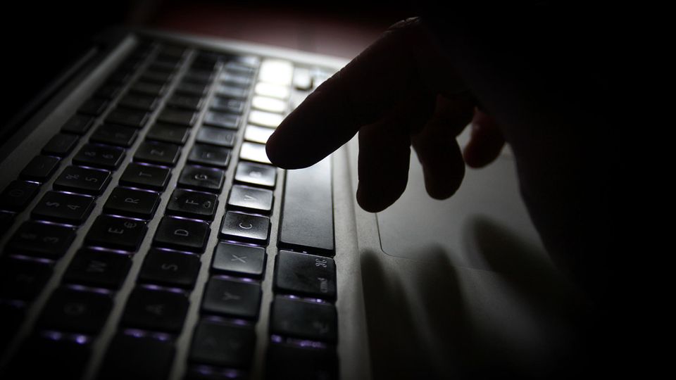 Hacker arbeiten laut Symbolfotos grundsätzlich im Dunkeln.