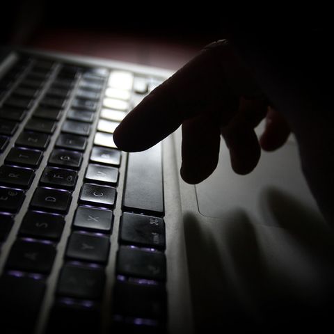 Hacker arbeiten laut Symbolfotos grundsätzlich im Dunkeln.