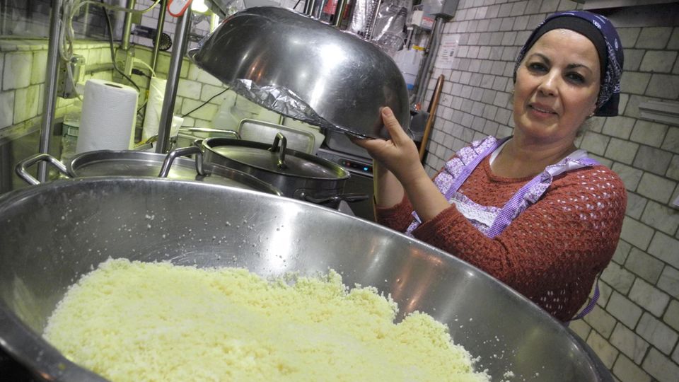 Essen wie bei Oma: Habiba Hachemi aus Algerien in einer von zwei Küchen der "Enoteca Maria": "Ich war 14 Jahre alt, als meine Mutter mir das Kochen beibrachte. Meinte Tochter kocht auch, sie macht alles." Habiba Hachemi aus Algerien in einer von zwei Küchen der "Enoteca Maria": "Ich war 14 Jahre alt, als meine Mutter mir das Kochen beibrachte. Meinte Tochter kocht auch, sie macht alles."