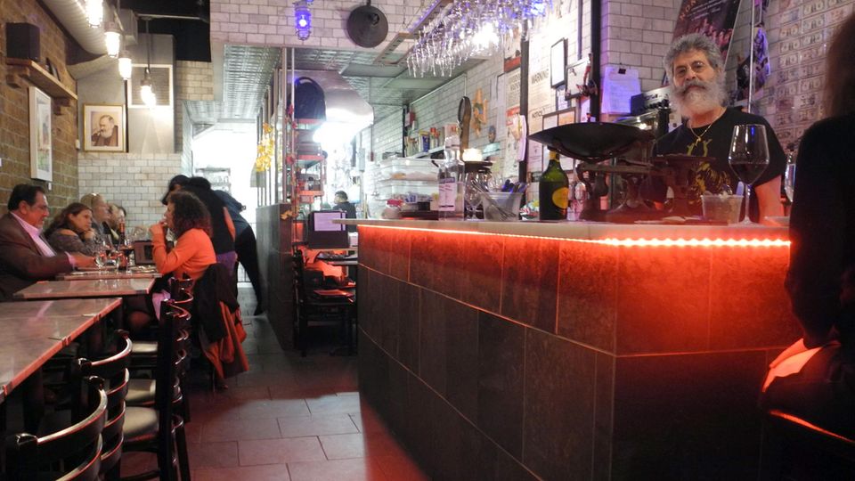 Essen wie bei Oma: "Das Alter ist eine Metapher. Man muss nicht wirklich ein Enkelkind haben, es bedeutet Erfahrung", sagt Joe Scaravella, Besitzer der "Enoteca Maria" "Das Alter ist eine Metapher. Man muss nicht wirklich ein Enkelkind haben, es bedeutet Erfahrung", sagt Joe Scaravella, Besitzer der "Enoteca Maria"