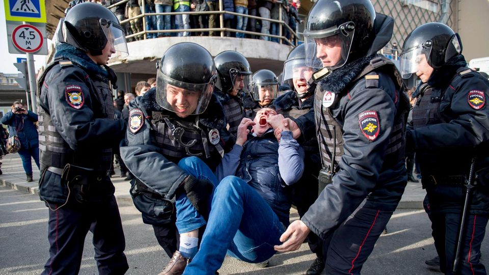 Russland: Allein in Moskau protestierten am Sonntag 8000 Menschen. Die Polizei reagierte mit Festnahmen.