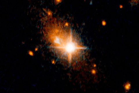 Die Aufnahme des "Hubble"-Weltraumteleskop zeigt den hellen Quasar (Bildmitte). Quasare sind normalerweise die Kerne aktiver Galaxien. Sie werden von einem zentralen Schwarzen Loch angetrieben. Die Schwarzen Löcher selbst lassen sich nicht beobachten, aber die Quasare strahlen meist heller als eine ganze Galaxie.