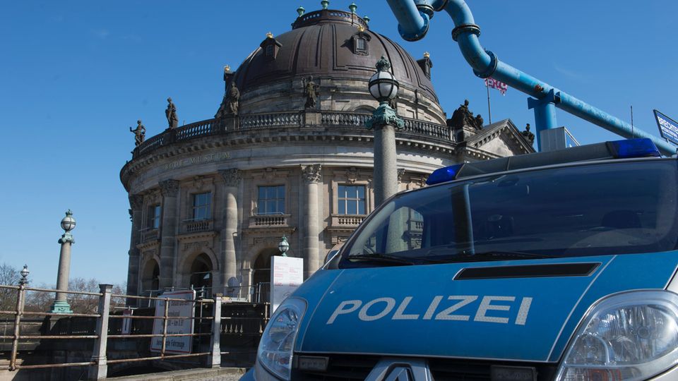 Riesige Goldmünze aus dem Bode-Museum in Berlin gestohlen Polizeiwagen vor dem Bode-Museum in Berlin - eine riesige Goldmünze wurde gestohlen