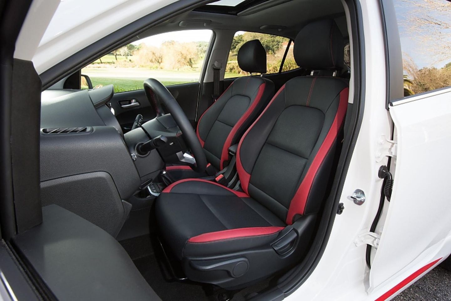 Der Einstzieg in den Kia Picanto ist relativ bequem - es sei denn, man hat lange Beine
