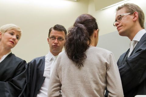 Die Angeklagte Beate Zschäpe zwischen ihren Anwälten Anja Sturm, Wolfgang Stahl und Wolfgang Heer