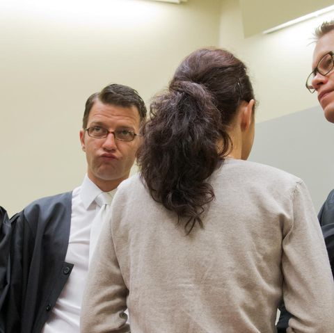 Die Angeklagte Beate Zschäpe zwischen ihren Anwälten Anja Sturm, Wolfgang Stahl und Wolfgang Heer