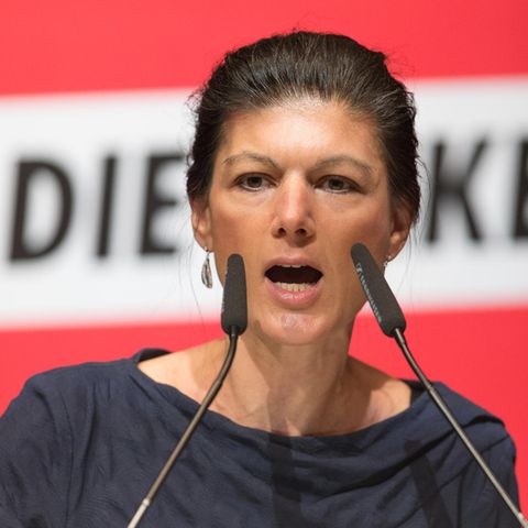 Linken-Fraktionschefin Sarah Wagenknecht auf einer Bühne. Sie hat sich zur Türkei geäußert.