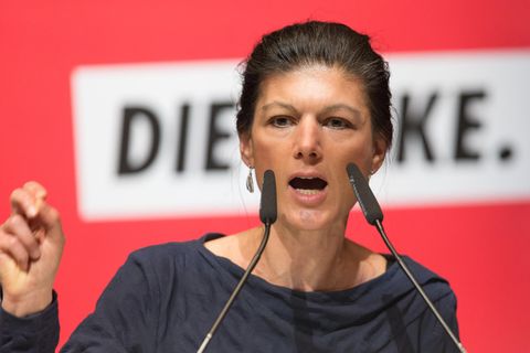 Linken-Fraktionschefin Sarah Wagenknecht auf einer Bühne. Sie hat sich zur Türkei geäußert.