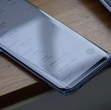 Der Bildschirm ist zu beiden Seiten hin abgerundet, was dem Telefon einen edlen Touch verleiht.