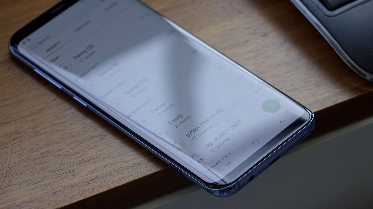 Der Bildschirm ist zu beiden Seiten hin abgerundet, was dem Telefon einen edlen Touch verleiht.