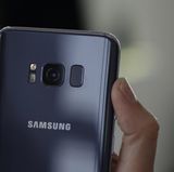 Der Fingerscanner befindet sich neben der Rückkamera