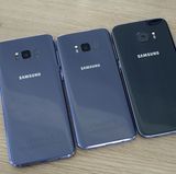 Größenvergleich der Rückseite: Ganz links liegt das neue Galaxy S8+, in der Mitte das normale Galaxy S8, ganz rechts der Vorgänger.