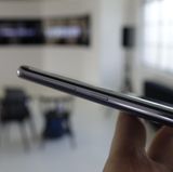 Der Assistent Bixby lässt sich mit einem eigenen Button unter der Lautstärke-Wippe starten.