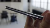 Der Assistent Bixby lässt sich mit einem eigenen Button unter der Lautstärke-Wippe starten.