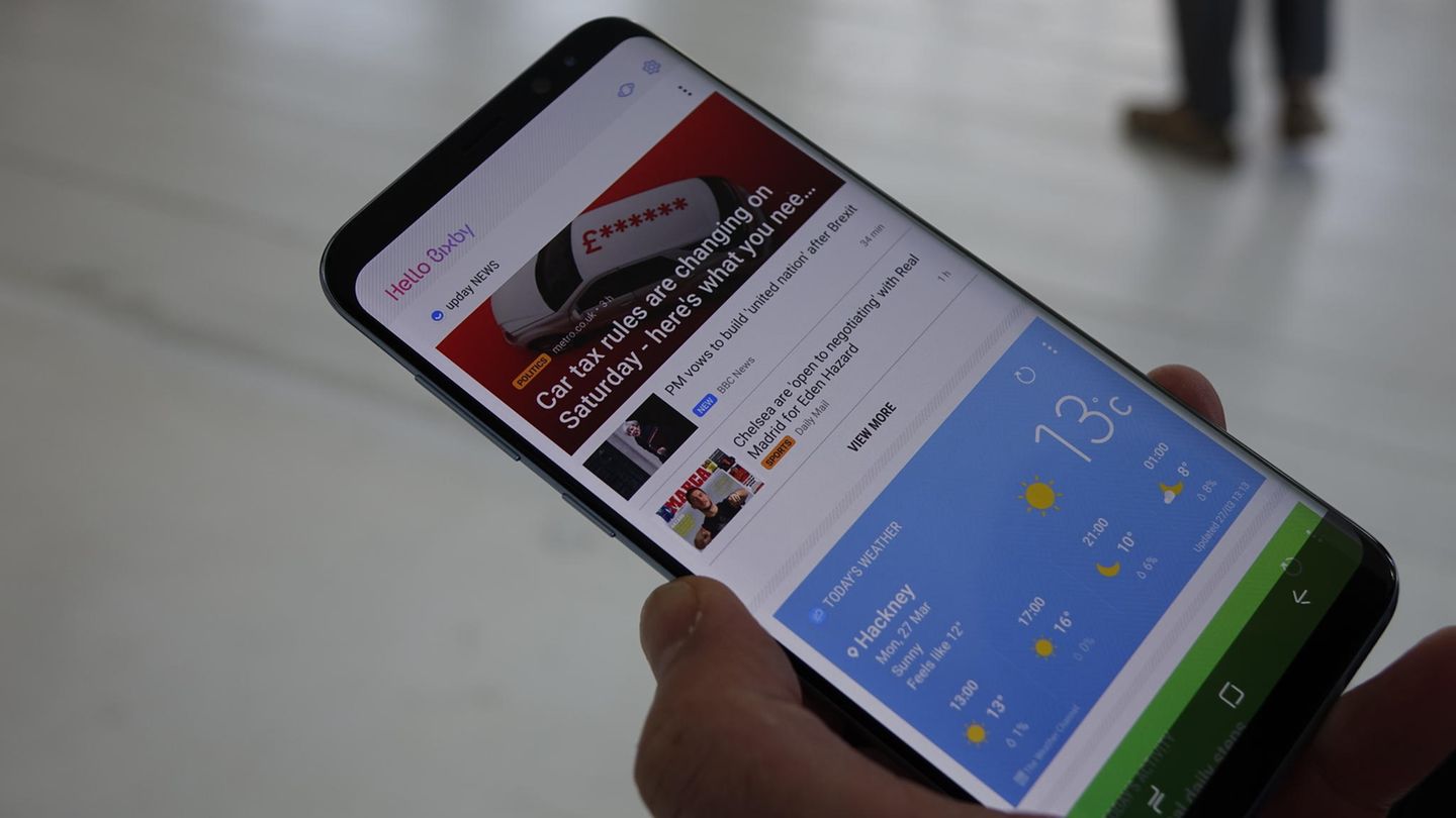 Der Bixby-Assistent zeigt etwa das Wetter, aktuelle Nachrichten und die zurückgelegten Schritte des nutzers.