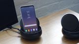 Um das Galaxy S8 zum Quasi-PC umzuwandeln, muss man es einfach in das separat erhältliche DeX-Dock stecken.