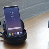 Um das Galaxy S8 zum Quasi-PC umzuwandeln, muss man es einfach in das separat erhältliche DeX-Dock stecken.