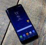 In dem kompakten Gehäuse steckt ziemlich viel Bildschirm, wie dieses Foto beweist.