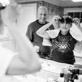 Laurel hält sich ihr abgeschnittenes Haar wie Augenbrauen vors Gesicht