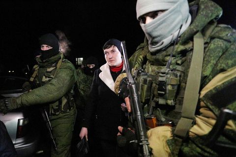 Nadja Sawtschenko bei ihrem Besuch im Donbass im Februar 2017. Dafür droht ihr jetzt ein Verfahren wegen Staatsverrats.