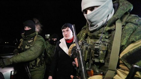 Nadja Sawtschenko bei ihrem Besuch im Donbass im Februar 2017. Dafür droht ihr jetzt ein Verfahren wegen Staatsverrats.