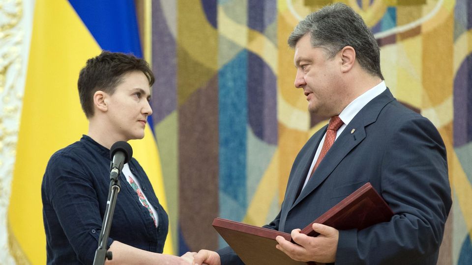 Petro Poroschenko verleiht Nadja Sawtschenko im Mai 2016 die Helden-Medaille Petro Poroschenko verleiht Nadja Sawtschenko im Mai 2016 die Helden-Medaille