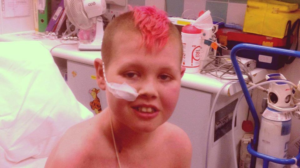 Der kleine Deryn sitzt im Krankenhaus Oberkörperfrei an Geräte angeschlossen