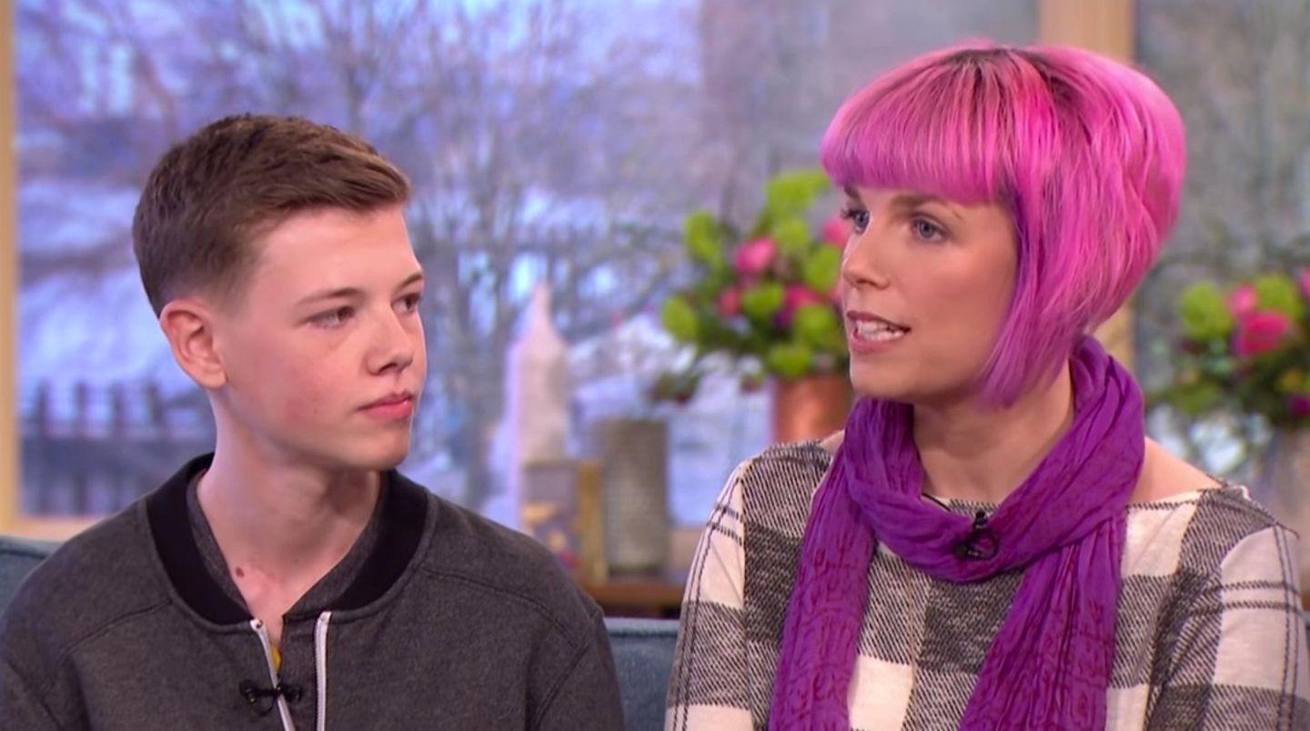Callie und ihr Sohn Deryn sitzen in der britischen Fernsehsendung "This Morning"