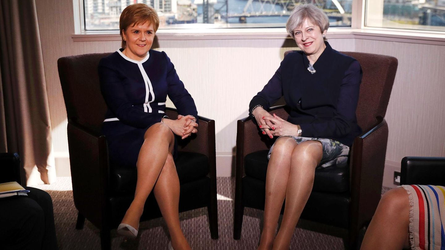 Zu sehen sind Nicola Sturgeon und Theresa May, sitzend.