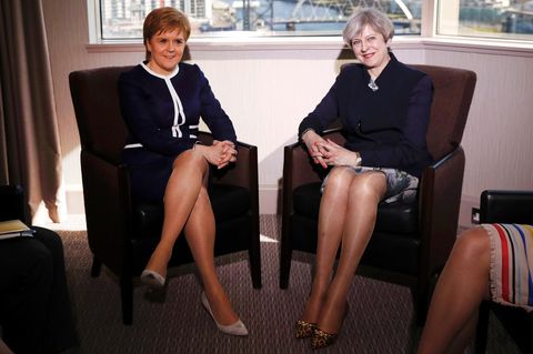 Zu sehen sind Nicola Sturgeon und Theresa May, sitzend.