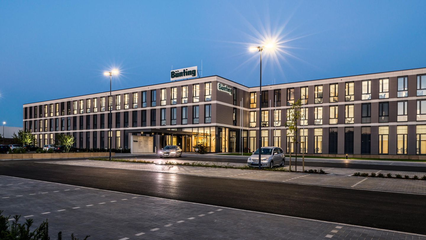 Ein Verwaltungsgebäude der "Bünting AG" aus Leer in der Abenddämmerung.