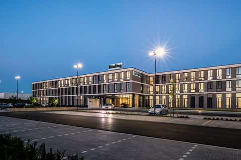 Ein Verwaltungsgebäude der "Bünting AG" aus Leer in der Abenddämmerung.