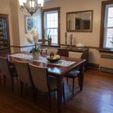 Das ganze Hau besitzt massives Parkett.