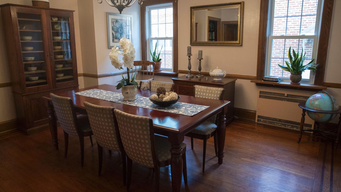 Das ganze Hau besitzt massives Parkett.