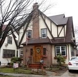 Das Grundstück umfasst geschätzt etwa 1000 Quadratmeter, im hinteren steht ein Schuppen, den man zum Studio umbauen könnte.