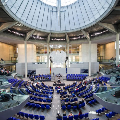Abgeordnete stimmen im Deutschen Bundestag über ein Gesetz ab